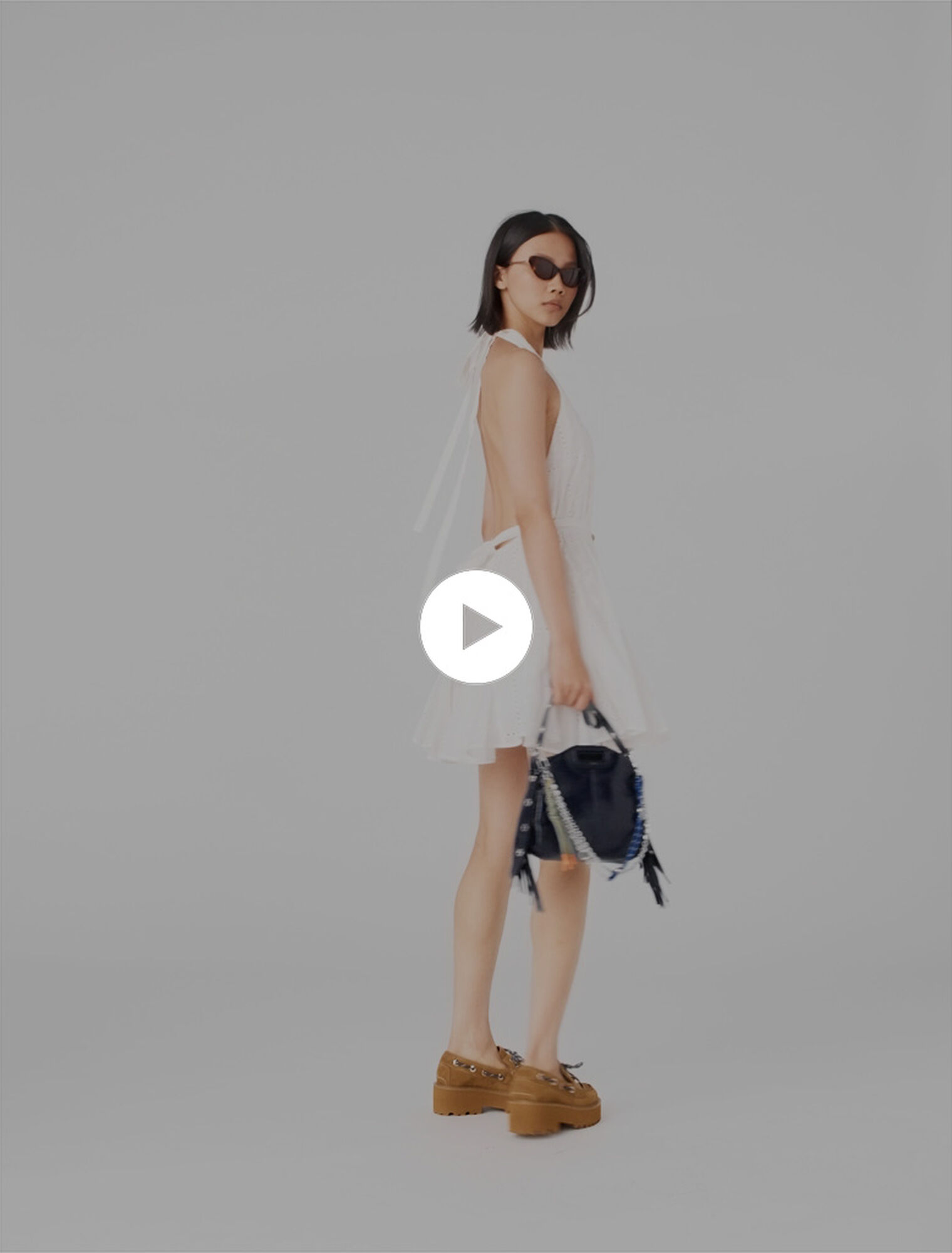 Robe courte brod&eacute;e dos nu