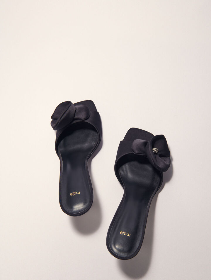 Mule en textile avec fleur satinée