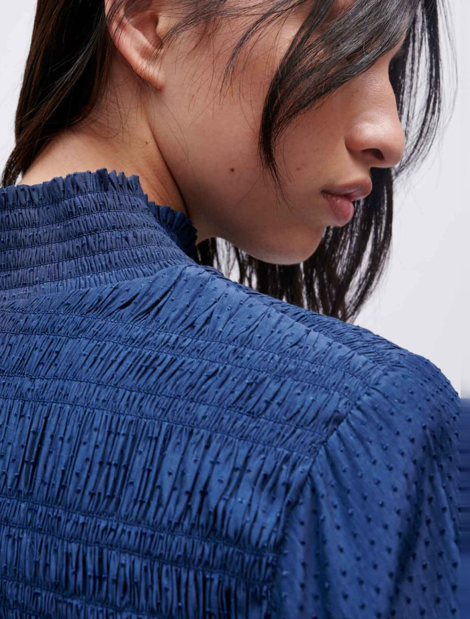 Robe smockée en satin fluide à volants