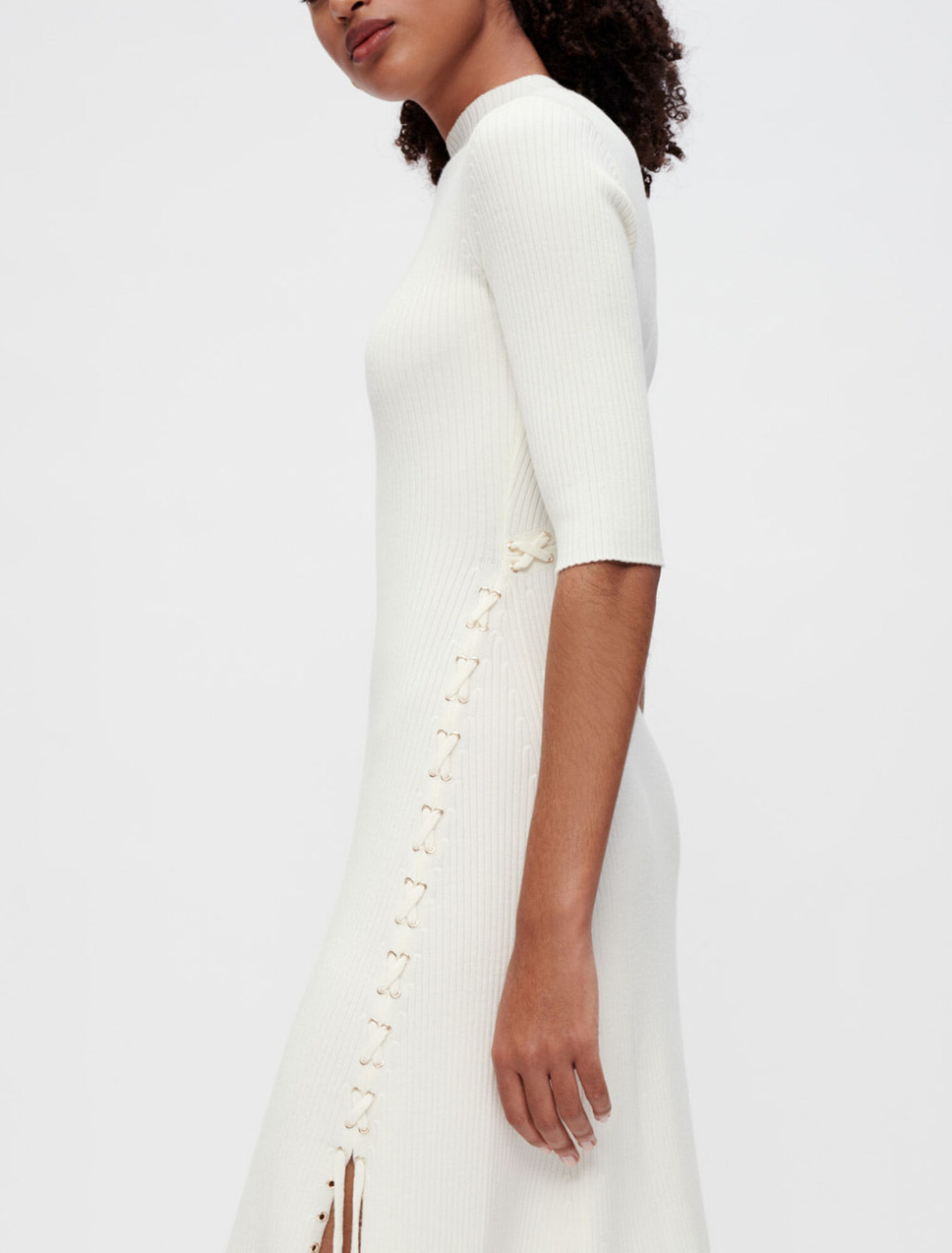 Robe en maille à côtes et œillets dorés