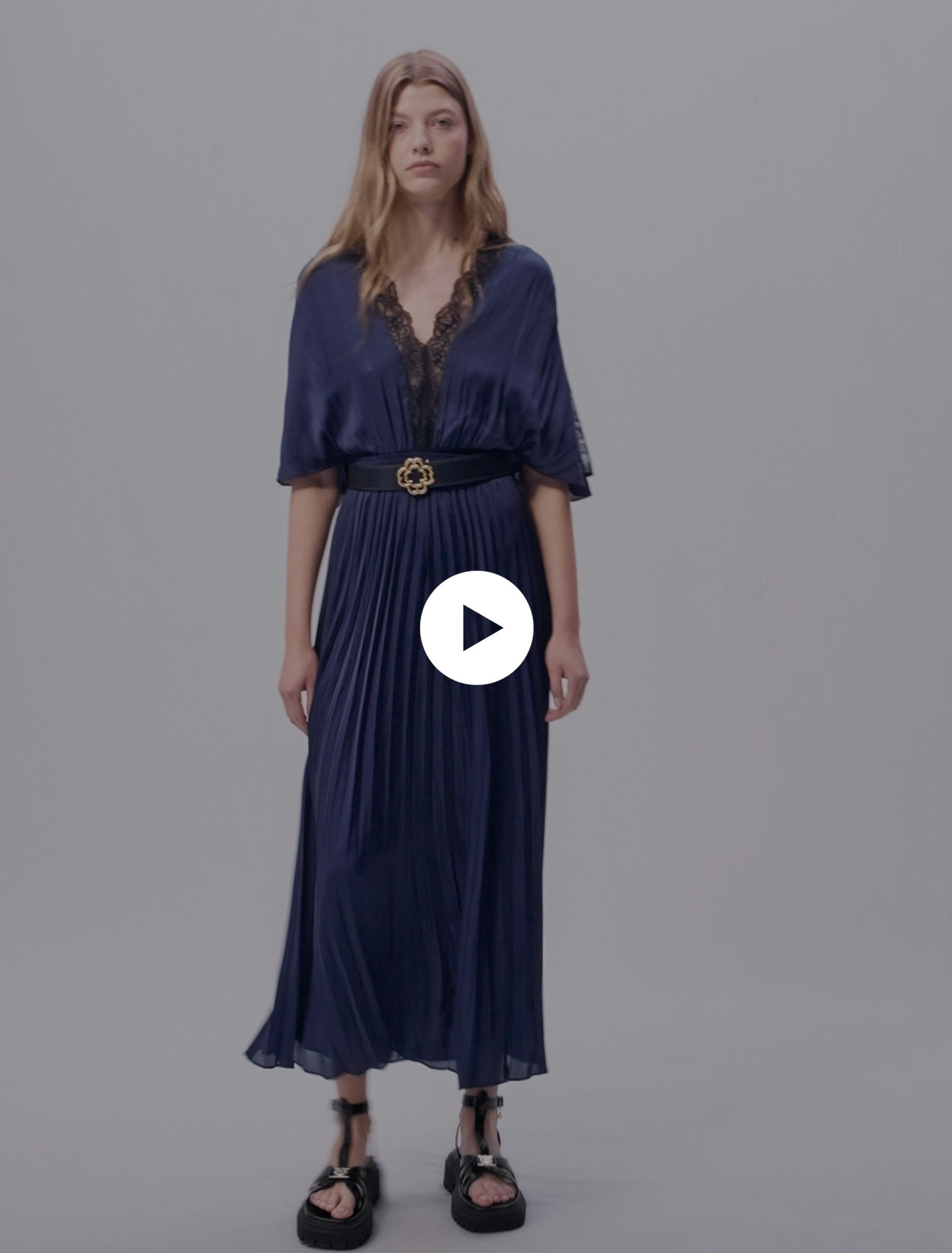 Robe longue plissée avec dentelle