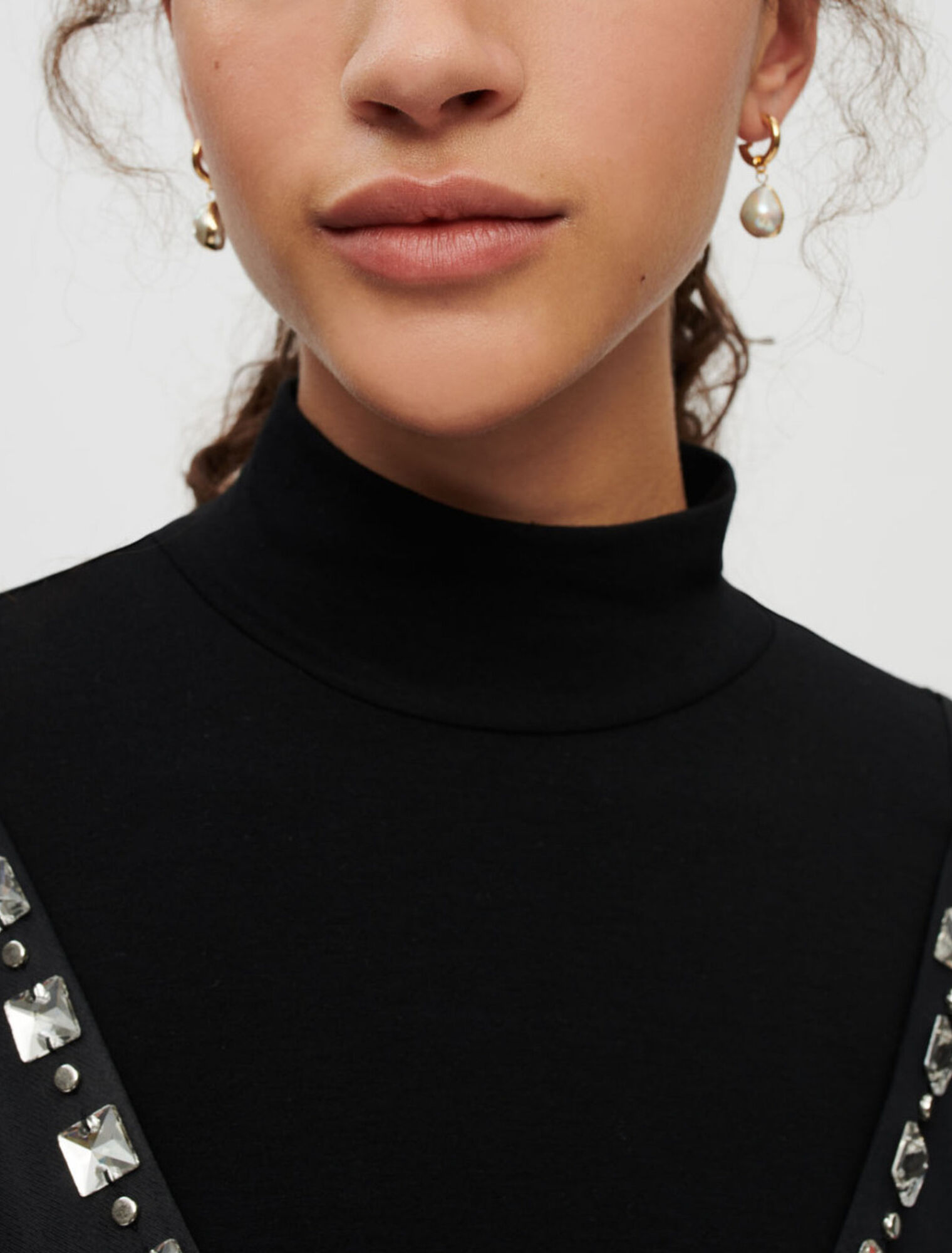 Robe en satin noir à bretelle à bijoux
