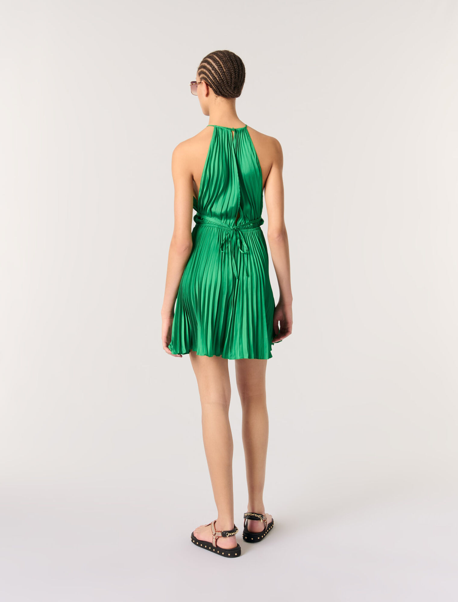 Robe courte plissée dos nu