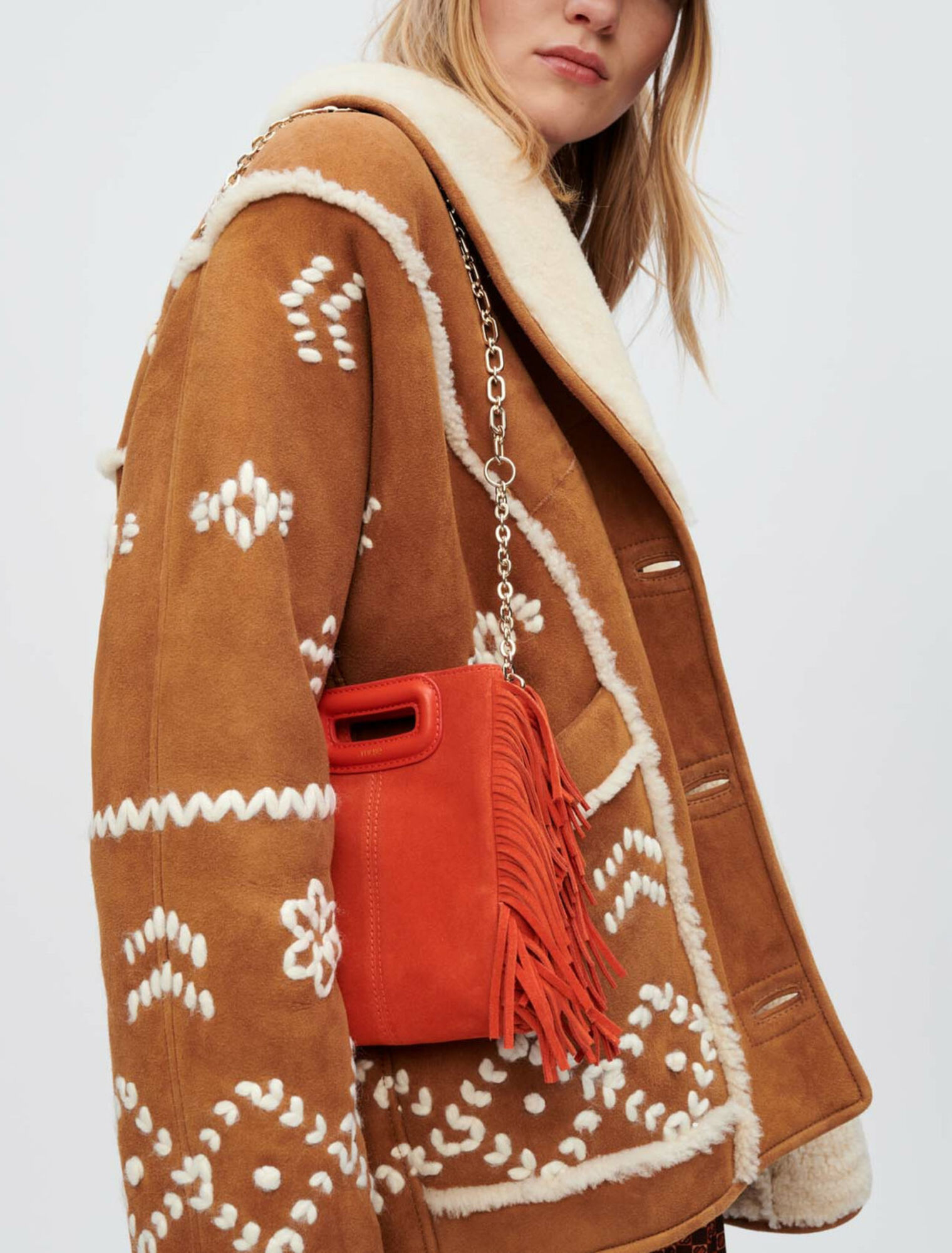 Manteau en peu lainée entièrement brodé