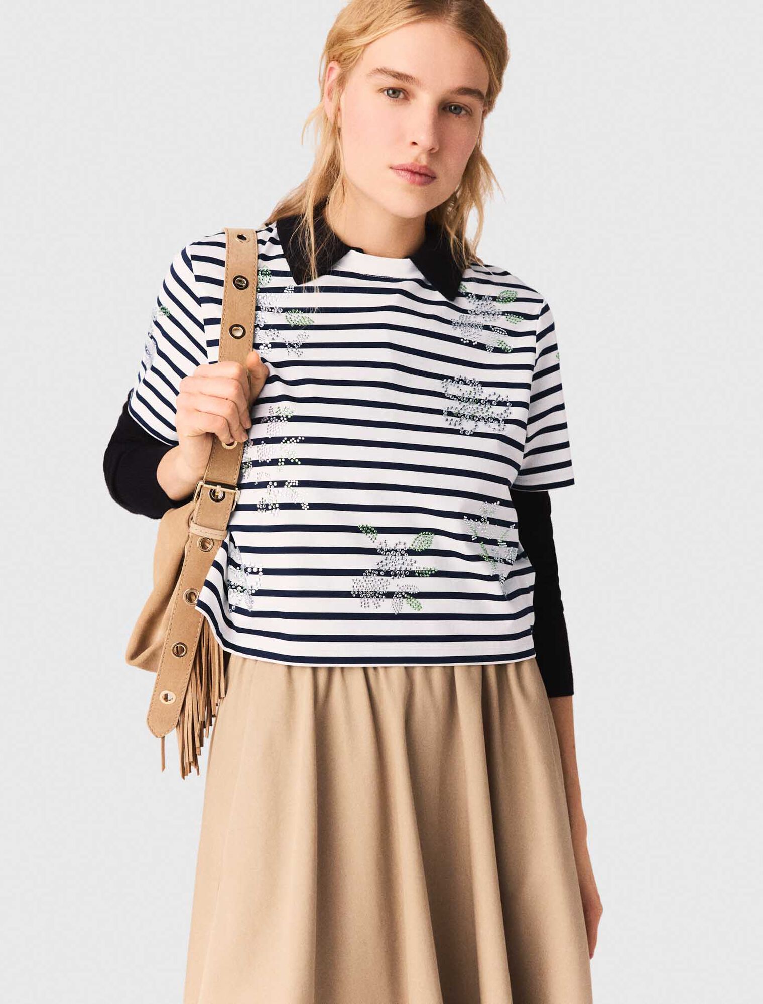 Tee shirt ray&eacute; &agrave; fleurs strass&eacute;es