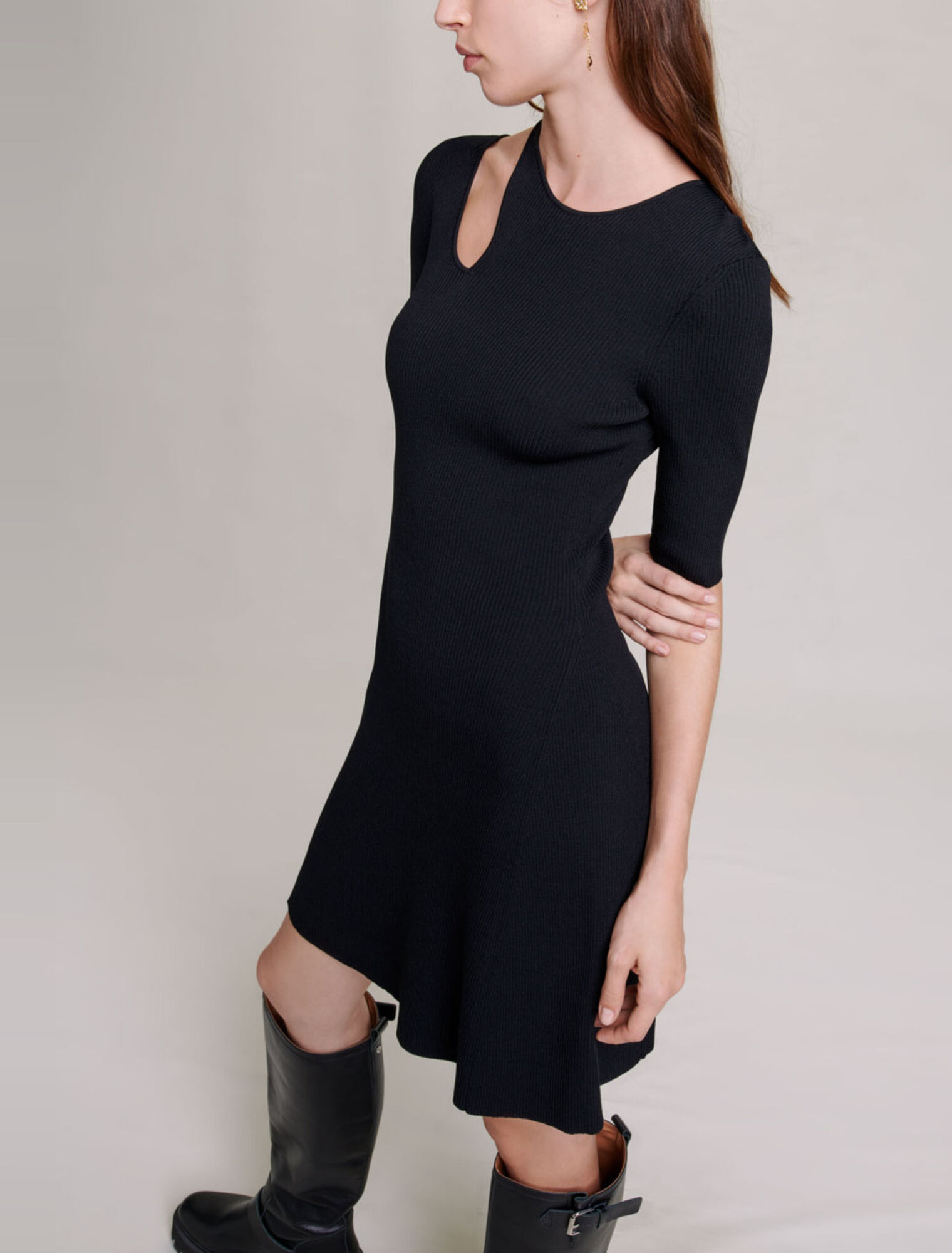 Robe en maille ouverte à l'épaule
