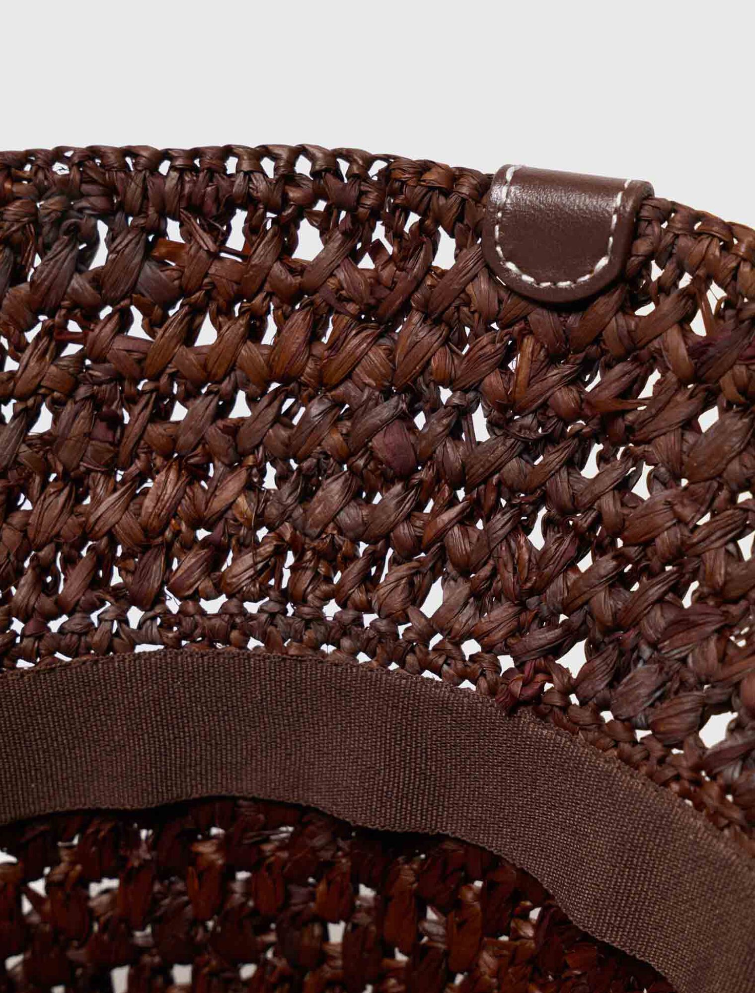 Bob color&eacute; en raphia naturel