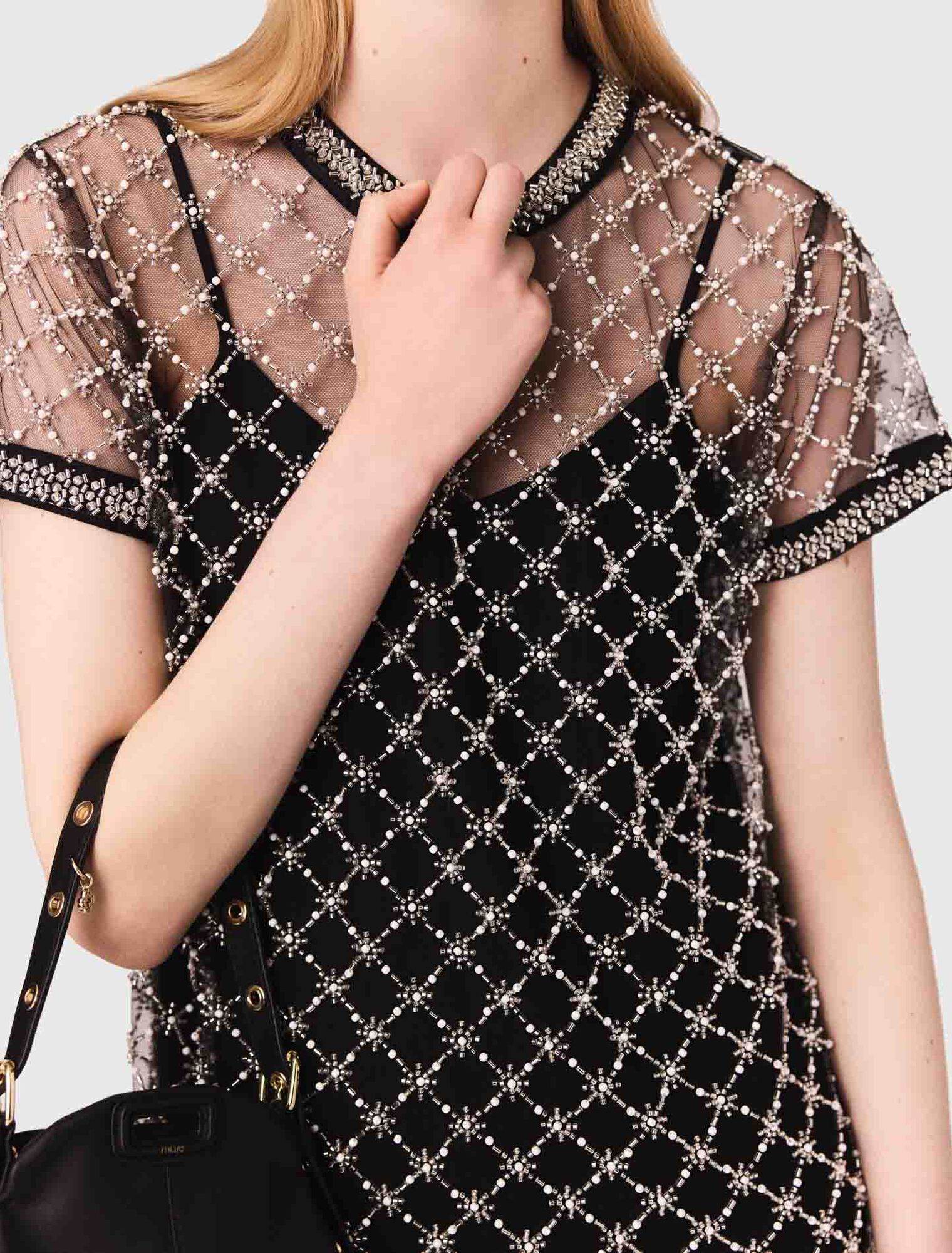 Robe courte en tulle brodé