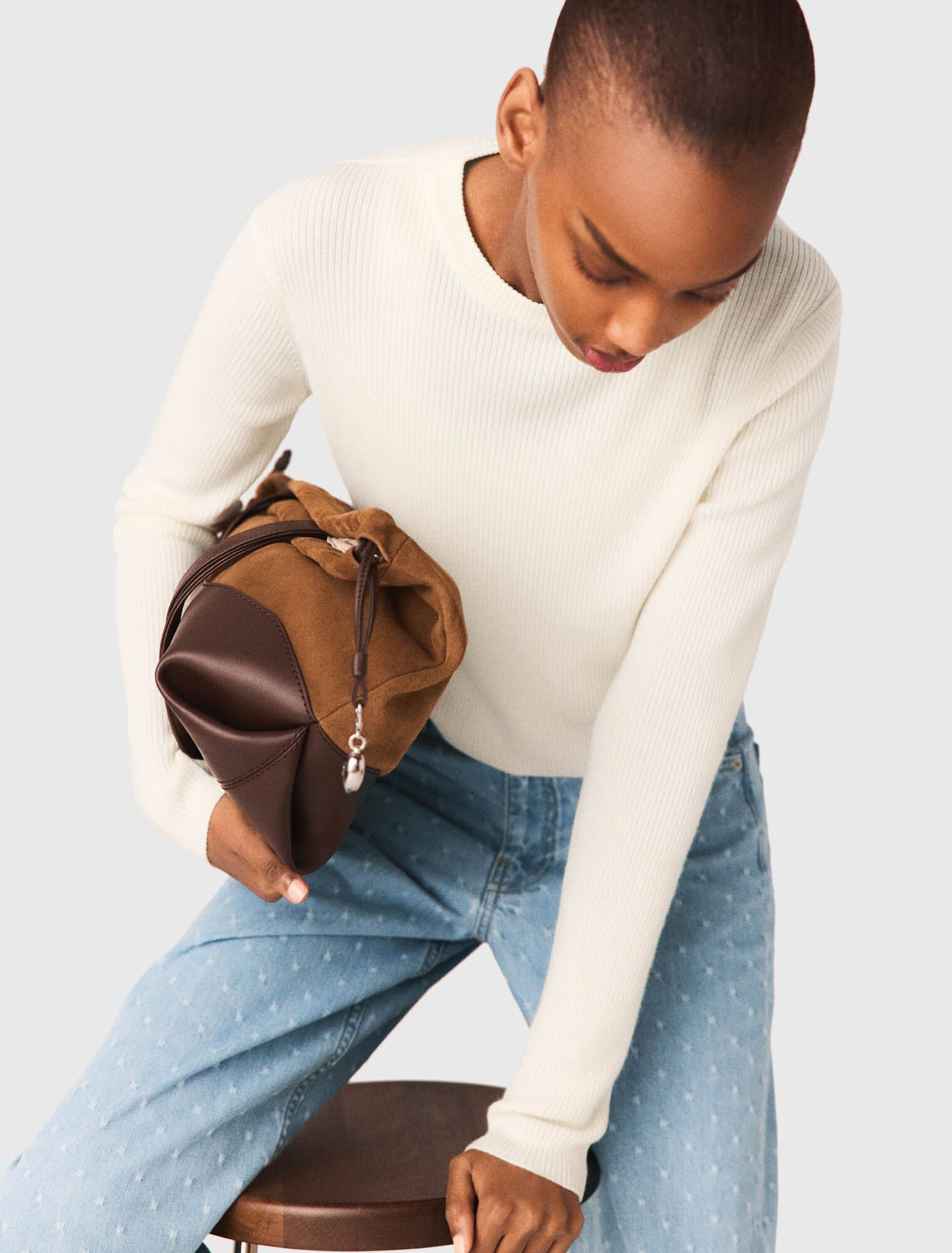 Pull avec boutons bijoux sur le dos