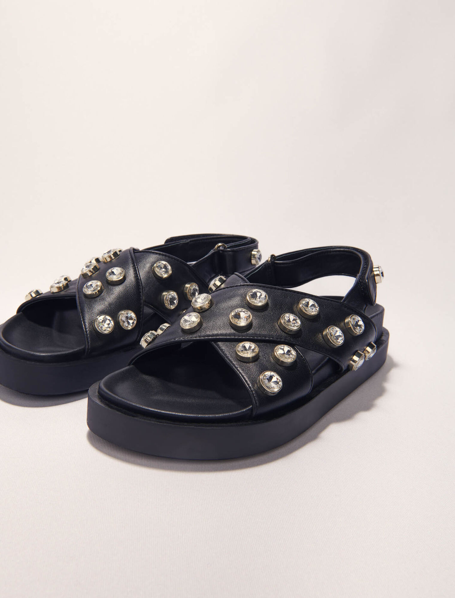 Sandales plates en cuir et strass