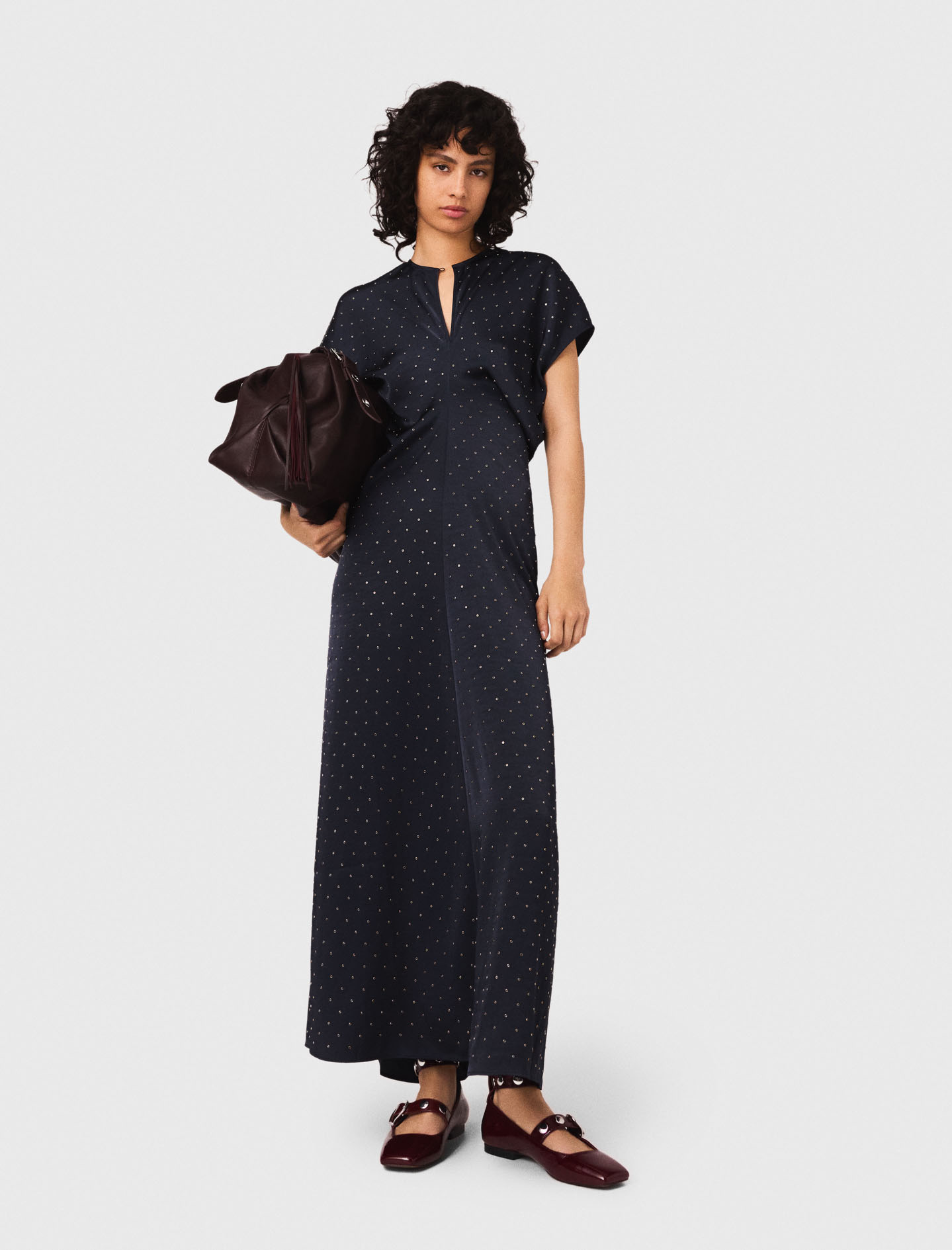 Robe longue avec découpe taille et détail bijou
